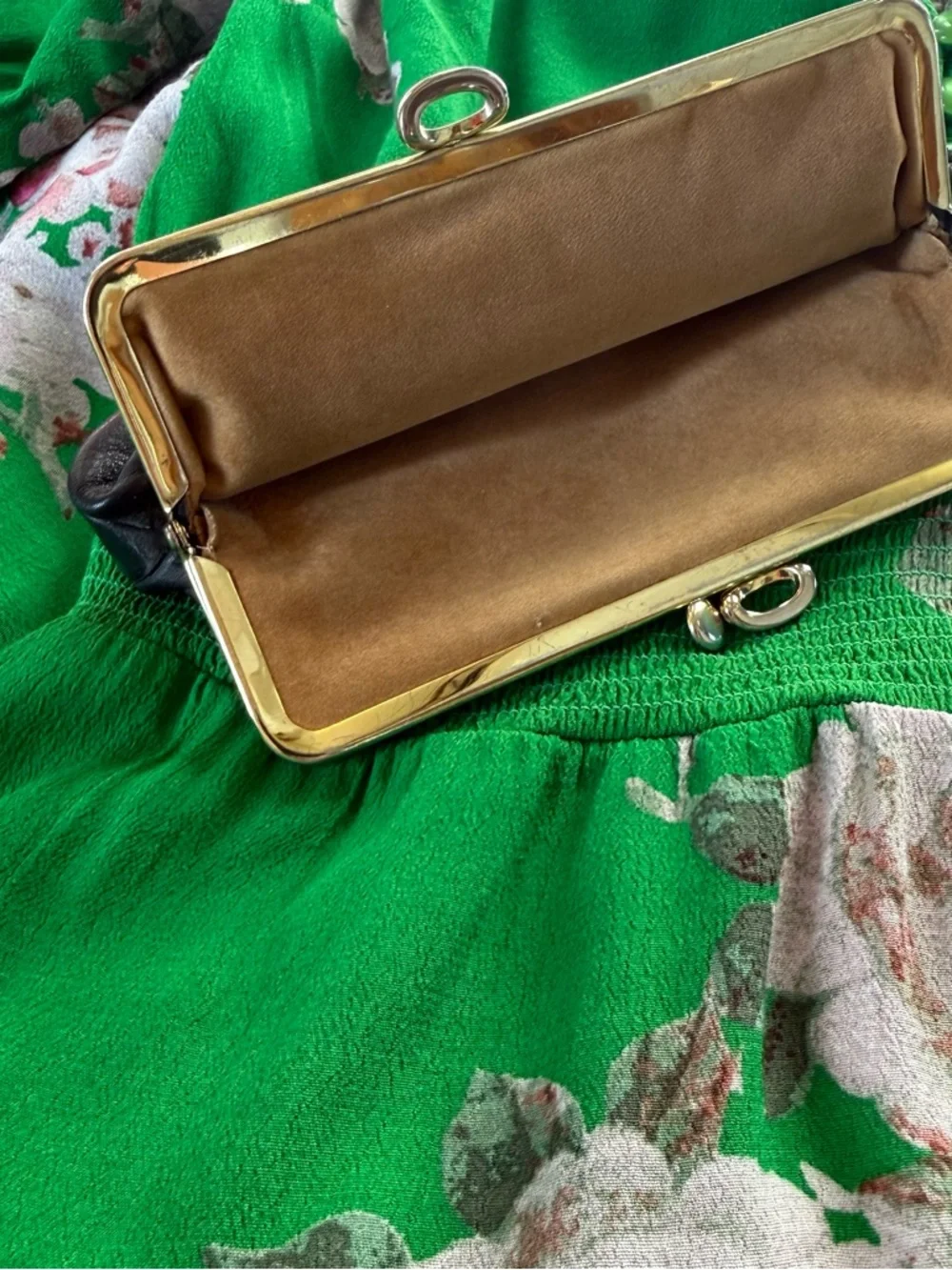 Vintage Black Leather Kiss Lock Clutch Gold Frame Structured Minimalist Classic - Picture 6 of 9